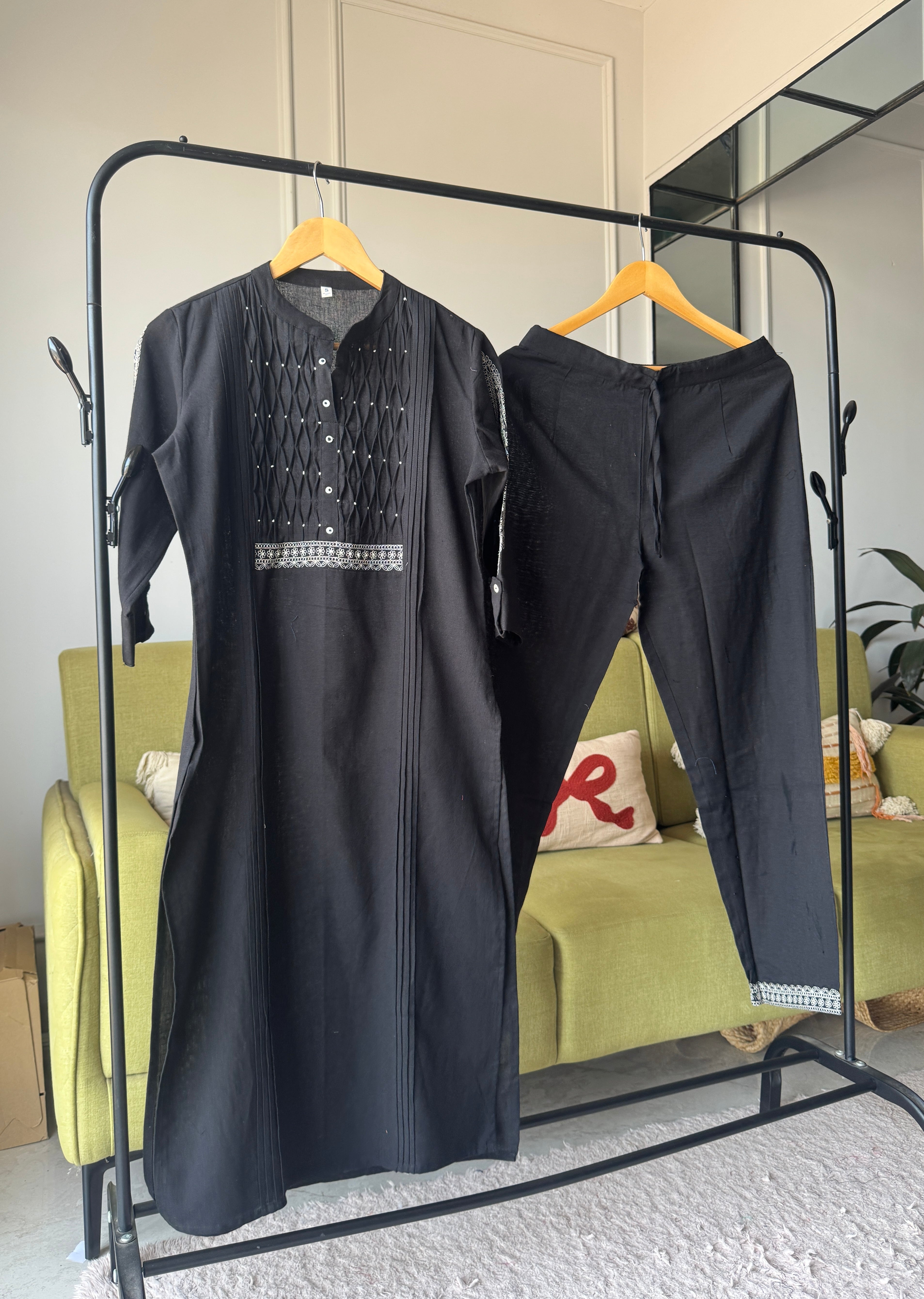 Pari Embroided Set