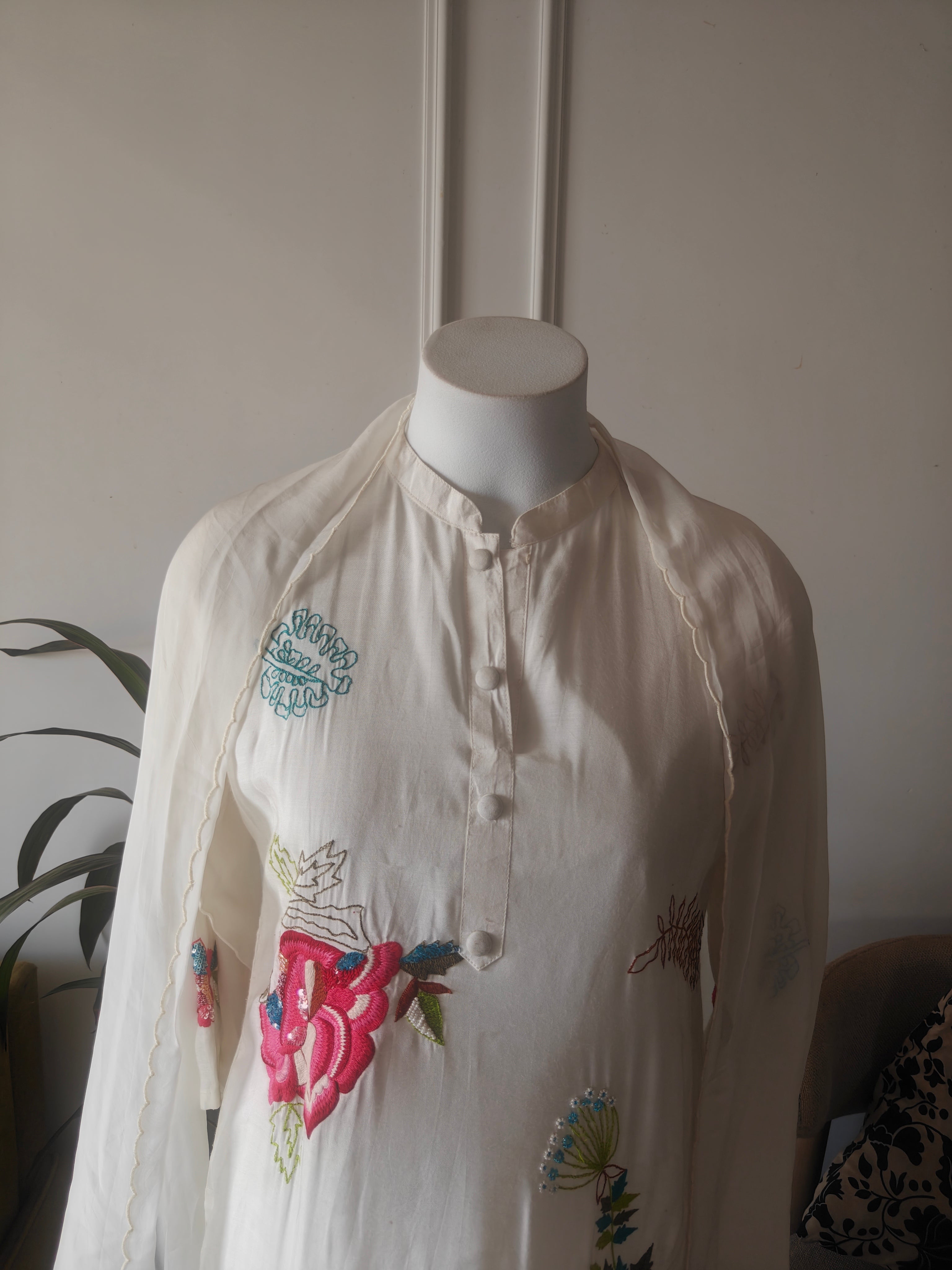 Joti  embroided french collar  straight cut dress (white)